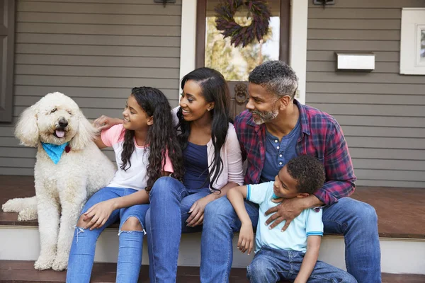 Familia Con Niños Mascotas Perro Sentarse Los Pasos Casa — Foto de Stock