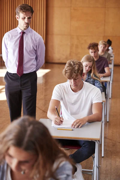Tiener Studenten Examen Met Leraar Invigilating — Stockfoto