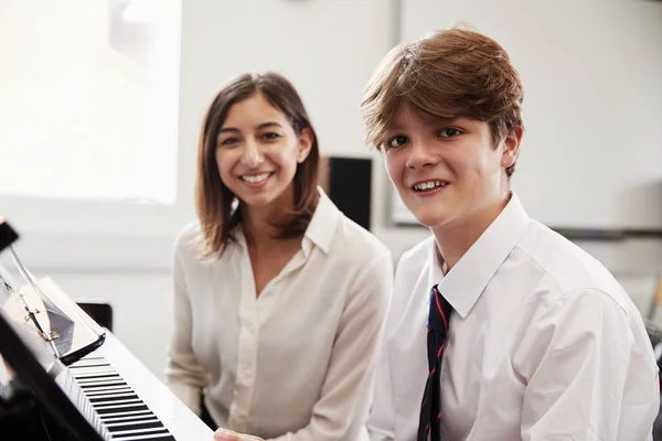 Porträtt Elev Med Lärare Som Spelar Piano Musik Lektion — Stockfoto