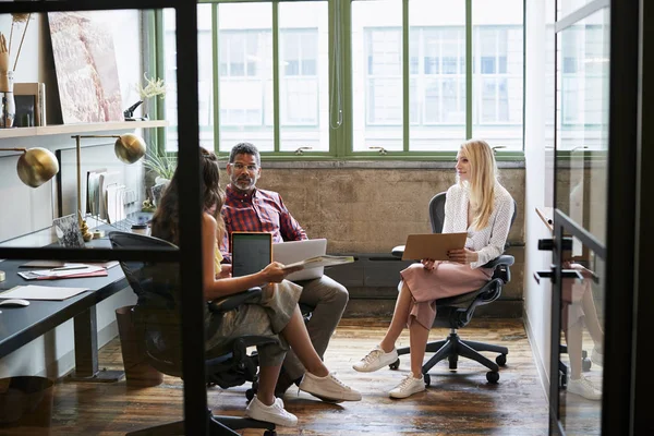 Tre Medarbetare Ett Team Som Möte Sedd Genom Öppna Dörren — Stockfoto