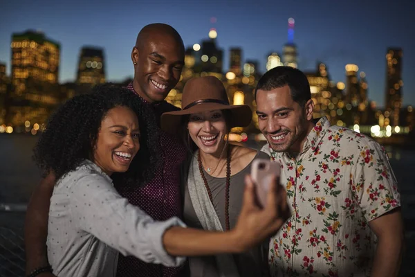 Group Friends Posing Selfie Front Manhattan Skyline — Stock Photo, Image