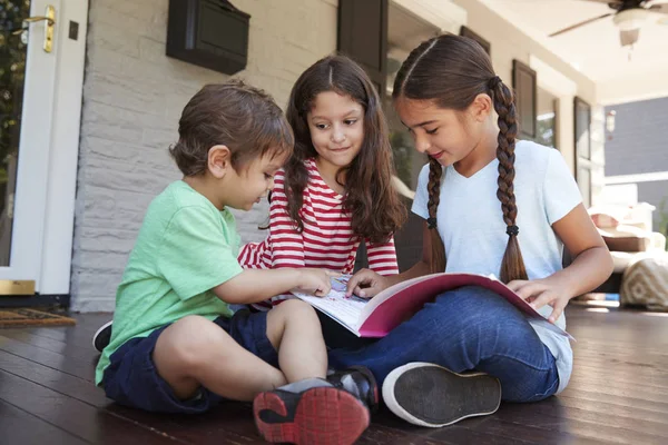 Gruppe Von Kindern Sitzt Auf Der Veranda Des Hauses Und — Stockfoto