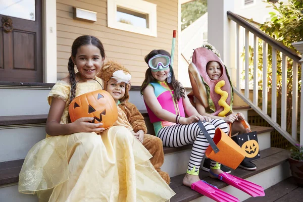 Děti Nosí Kostýmy Halloween Trik Nebo Léčbě — Stock fotografie