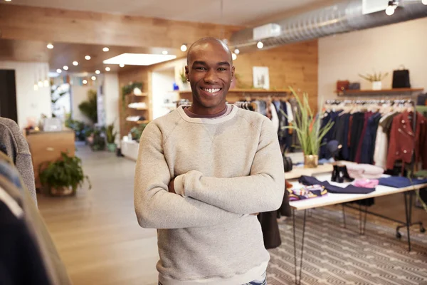 Jeune Homme Noir Souriant Caméra Dans Magasin Vêtements — Photo