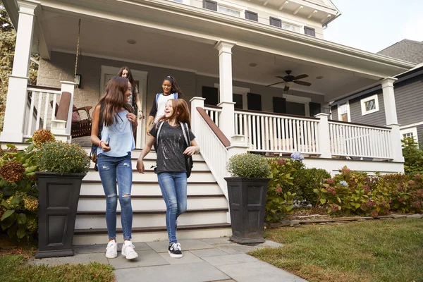 Joven Adolescente Novias Dejando Una Casa Para Escuela — Foto de Stock