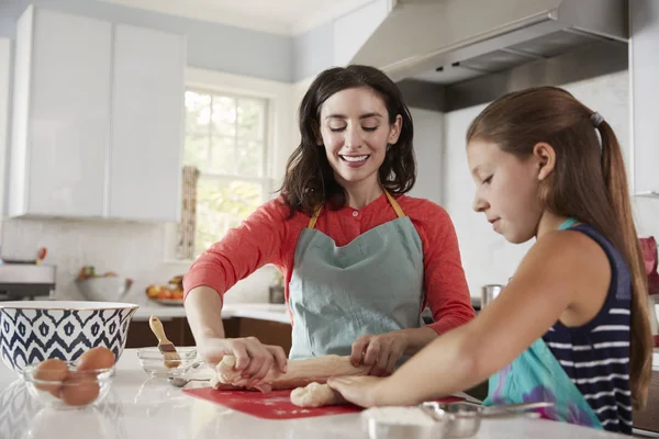 Jüdische Mutter Und Tochter Rollen Teig Für Challah Brot — Stockfoto