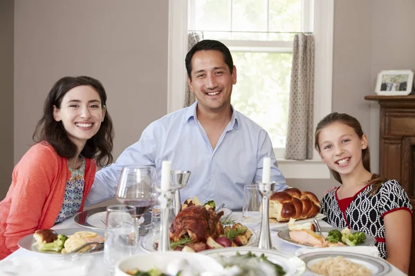 Família Judia Mesa Jantar Shabbat Sorrindo Para Câmera — Fotografia de Stock