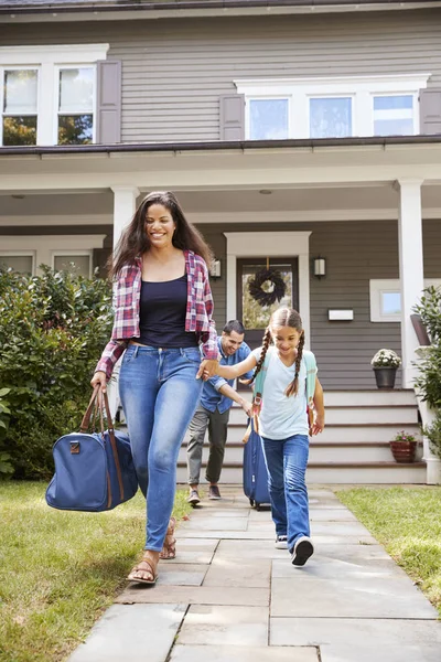 Familie Mit Gepäck Verlässt Haus Den Urlaub — Stockfoto