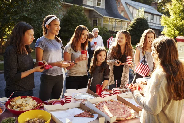 Grupa Nastolatka Dziewczyny Rozmawiają Stole Jedzenie Imprezie Bloku — Zdjęcie stockowe