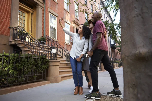 Gruppo Amici Posa Selfie Strada New York — Foto Stock