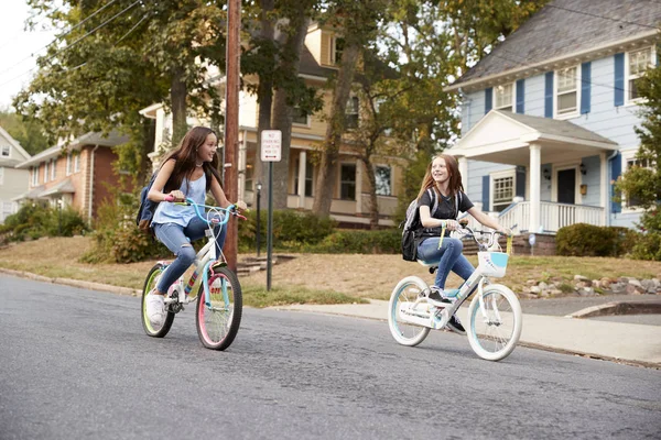 Twee Tiener Vriendinnen Rijden Fietsen Voorbij Een Rustige Straat — Stockfoto