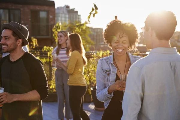 Glada Vänner Rooftop Party Bakgrundsbelyst Solljus — Stockfoto