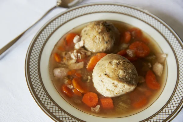 Єврейських Matzon Супу Подають Блюдо Великодня — стокове фото