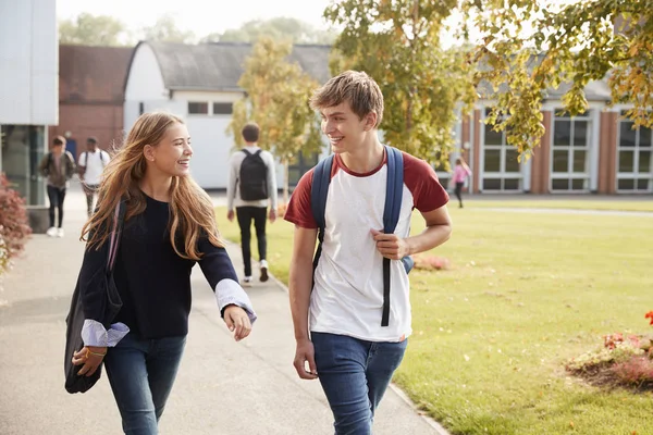 Estudantes Adolescentes Andando Pelo Campus Faculdade Juntos — Fotografia de Stock