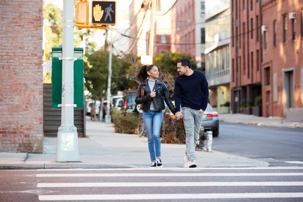 Young Hispanic Paar Lopen Hand Hand Brooklyn Street — Stockfoto