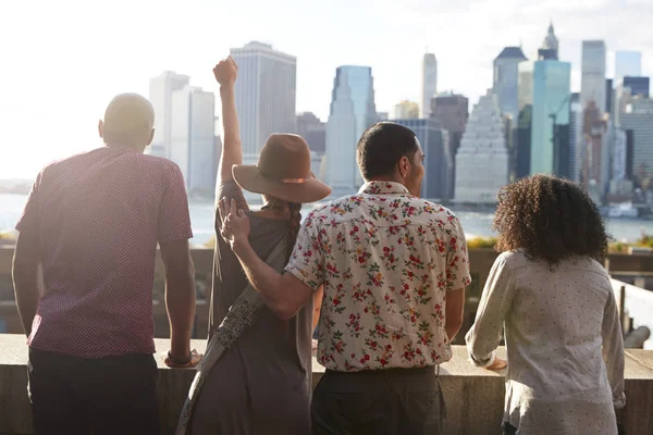 Arkadan Görünüş Manhattan Siluetinin Arayan Turist — Stok fotoğraf