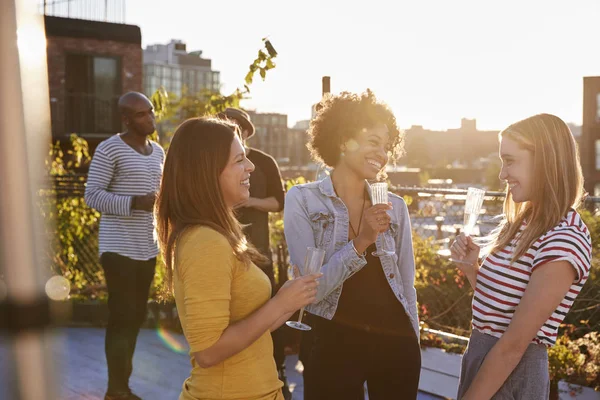 Amis Féminines Parlant Une Fête Sur Toit Rétro Éclairé — Photo