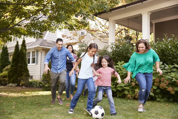 Bahçede Futbol Oynamayı Çok Nesil Aile — Stok fotoğraf