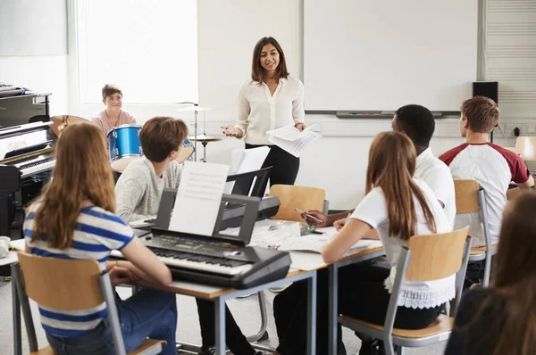 Tiener Studenten Studeren Muziek Klasse Met Vrouwelijke Leraar — Stockfoto