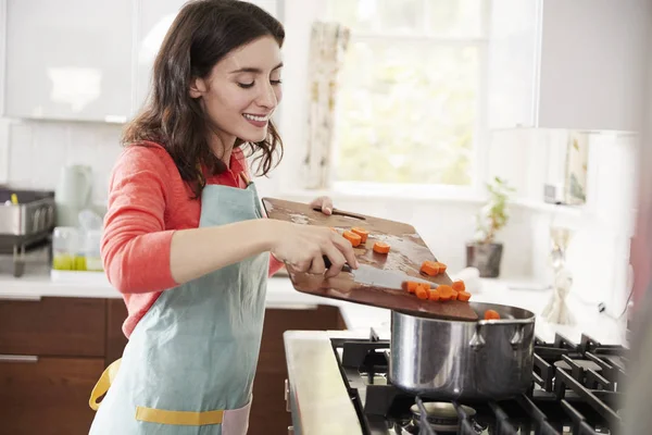 妇女烹调胡萝卜在厨房为犹太逾越节膳食 — 图库照片