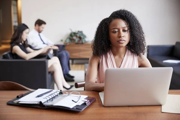 Jovem Empresária Negra Usando Laptop Uma Mesa — Fotografia de Stock