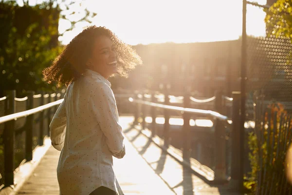 Jovem Mulher Caminhando Longo Ponte Cenário Urbano — Fotografia de Stock