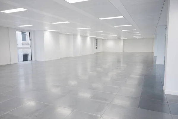 Leer Stehende Großraumbüros Mit Eingeschaltetem Licht — Stockfoto