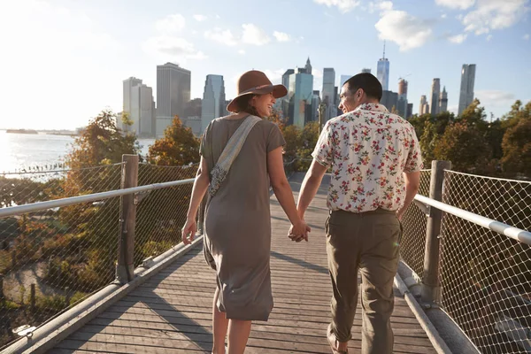 Paar Een Bezoek Aan New York Met Skyline Van Manhattan — Stockfoto
