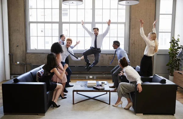 Business Team Springt Vor Freude Über Das Erreichen Des Ziels — Stockfoto