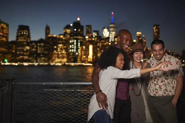 Gruppo Amici Posa Selfie Fronte Manhattan Skyline — Foto Stock