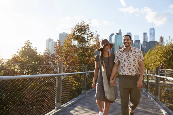 Coppia Visita New York Con Manhattan Skyline Background — Foto Stock