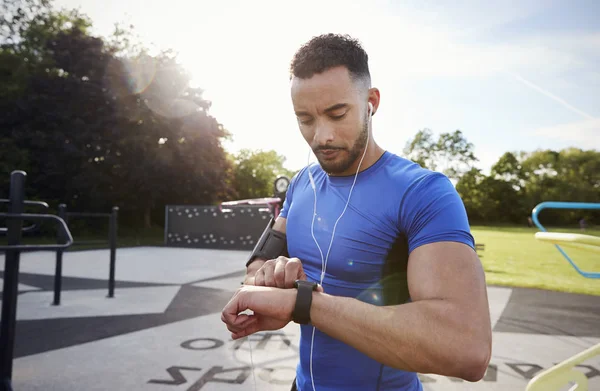 Giovane Uomo Palestra All Aperto Impostazione Fitness App Smartwatch — Foto Stock