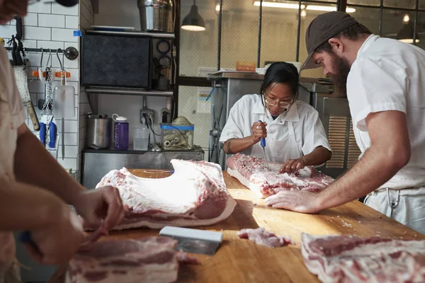 Tres Carniceros Preparando Carne Cortes Carne Para Vender Una Carnicería — Foto de Stock