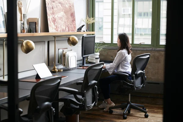 Mujer Joven Trabajando Sola Una Oficina Compacta — Foto de Stock