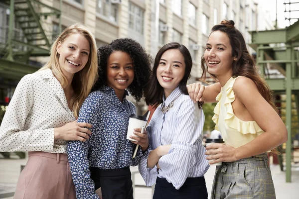 Cuatro Compañeras Trabajo Sonriendo Cámara Exterior — Foto de Stock