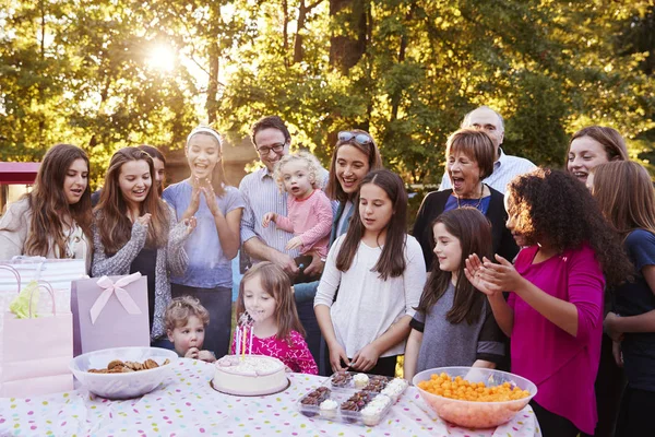 Mladá Dívka Foukání Svíčky Její Narozeniny Zahradní Slavnost — Stock fotografie