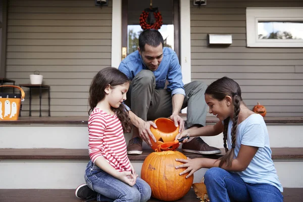 Vater Und Töchter Schnitzen Halloween Kürbis Auf Haustreppe — Stockfoto