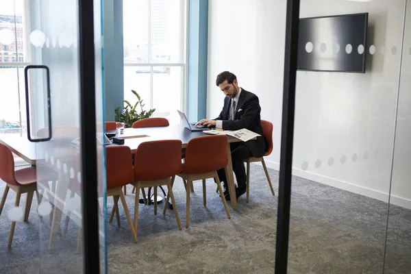 Jovem Empresário Trabalhando Sozinho Uma Sala Reuniões — Fotografia de Stock
