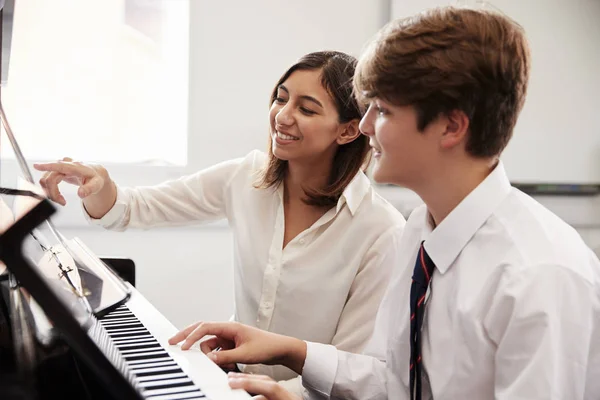 Aluno Masculino Com Professor Tocando Piano Aula Música — Fotografia de Stock