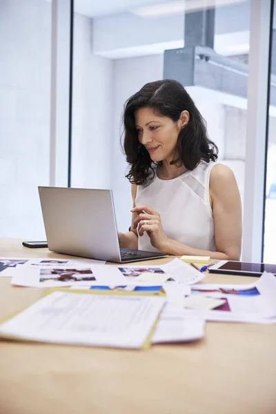 Mujer Oficina Medios Creativos Usando Ordenador Portátil Vertical — Foto de Stock