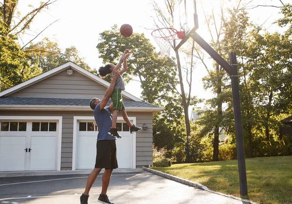 Padre Hijo Jugando Baloncesto Casa —  Fotos de Stock