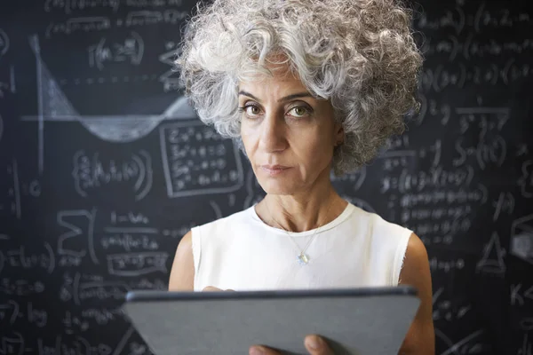 Mujer Académica Mediana Edad Utilizando Tableta Mirando Cámara —  Fotos de Stock