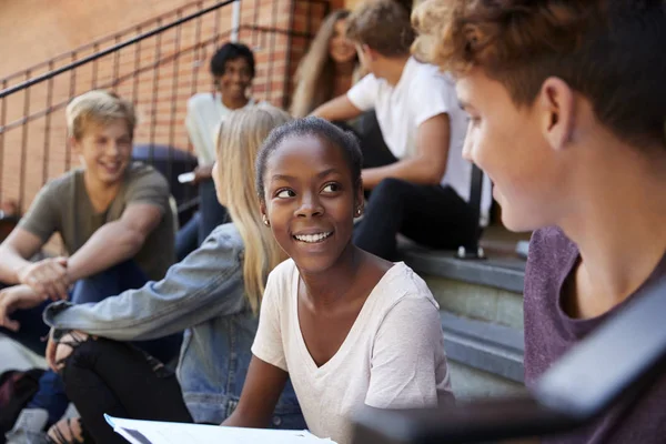 Groep Tiener Studenten Gezelligheid College Campus Samen — Stockfoto