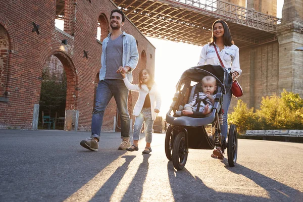 Ung Familj Med Två Döttrar Går Gata — Stockfoto