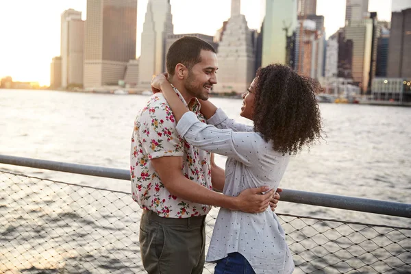 Romantico Giovane Coppia Con Manhattan Skyline Background — Foto Stock