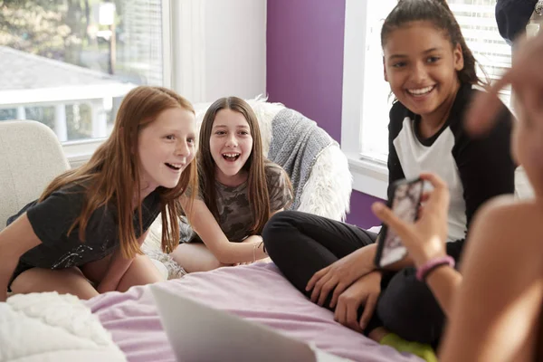 Quatre Adolescentes Dans Chambre Coucher Regardant Smartphone Gros Plan — Photo