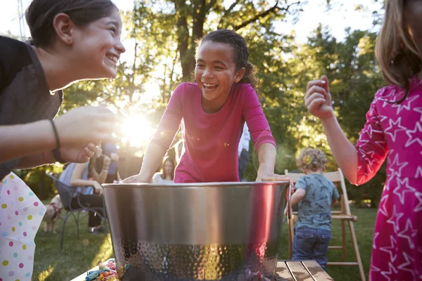 Három Fiatal Lány Szórakozni Apple Bobbing Egy Háztáji Fél — Stock Fotó