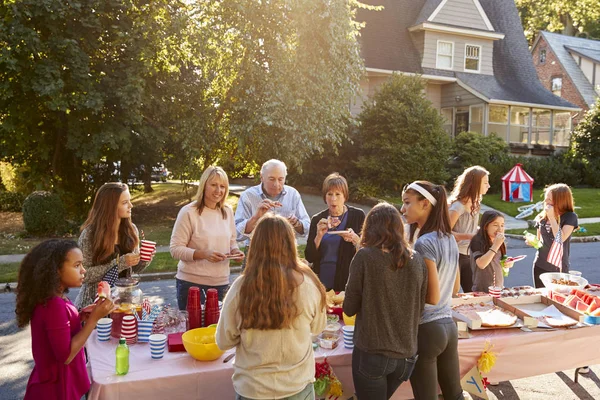 Vizinhos Conversam Comem Torno Uma Mesa Uma Festa Bloco — Fotografia de Stock