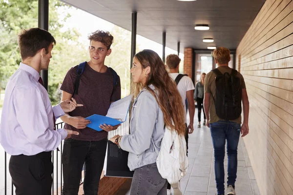 Estudiantes Adolescentes Hablando Con Profesor Fuera Los Edificios Escolares —  Fotos de Stock