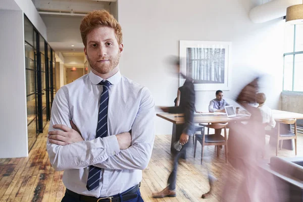 Portret Van Jonge Rode Haren Man Een Drukke Moderne Werkplaats — Stockfoto